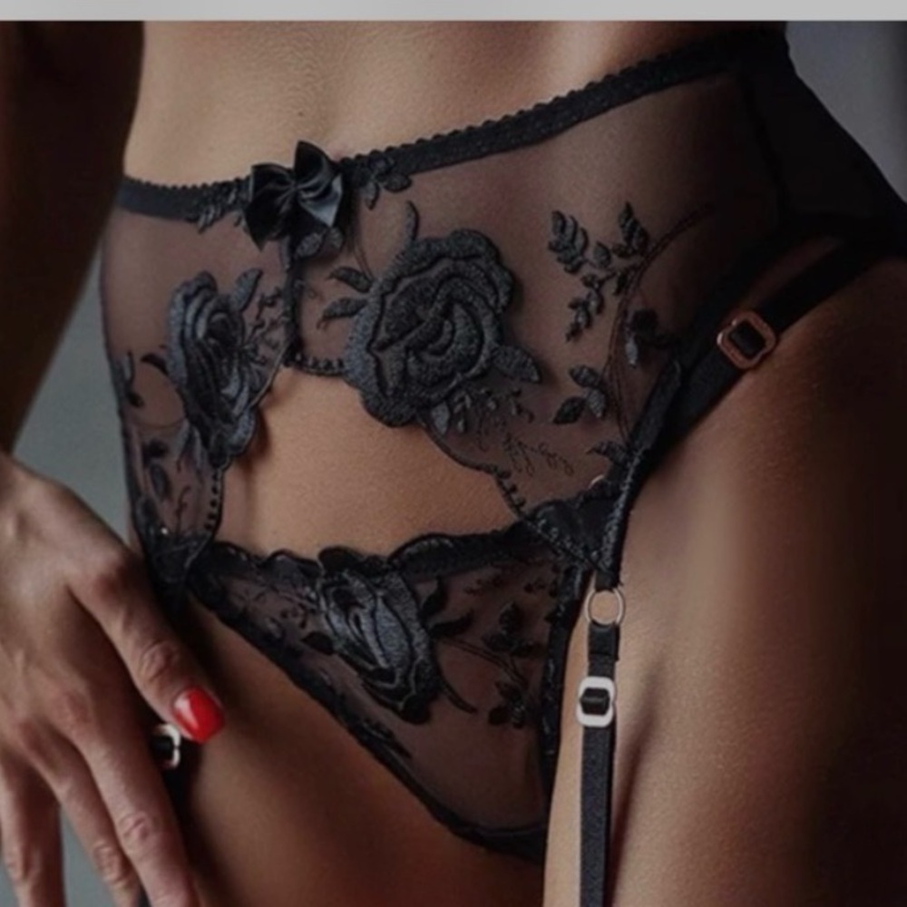 Elegant Black Lace Garter Lingerie Set W/Cherry Necklace